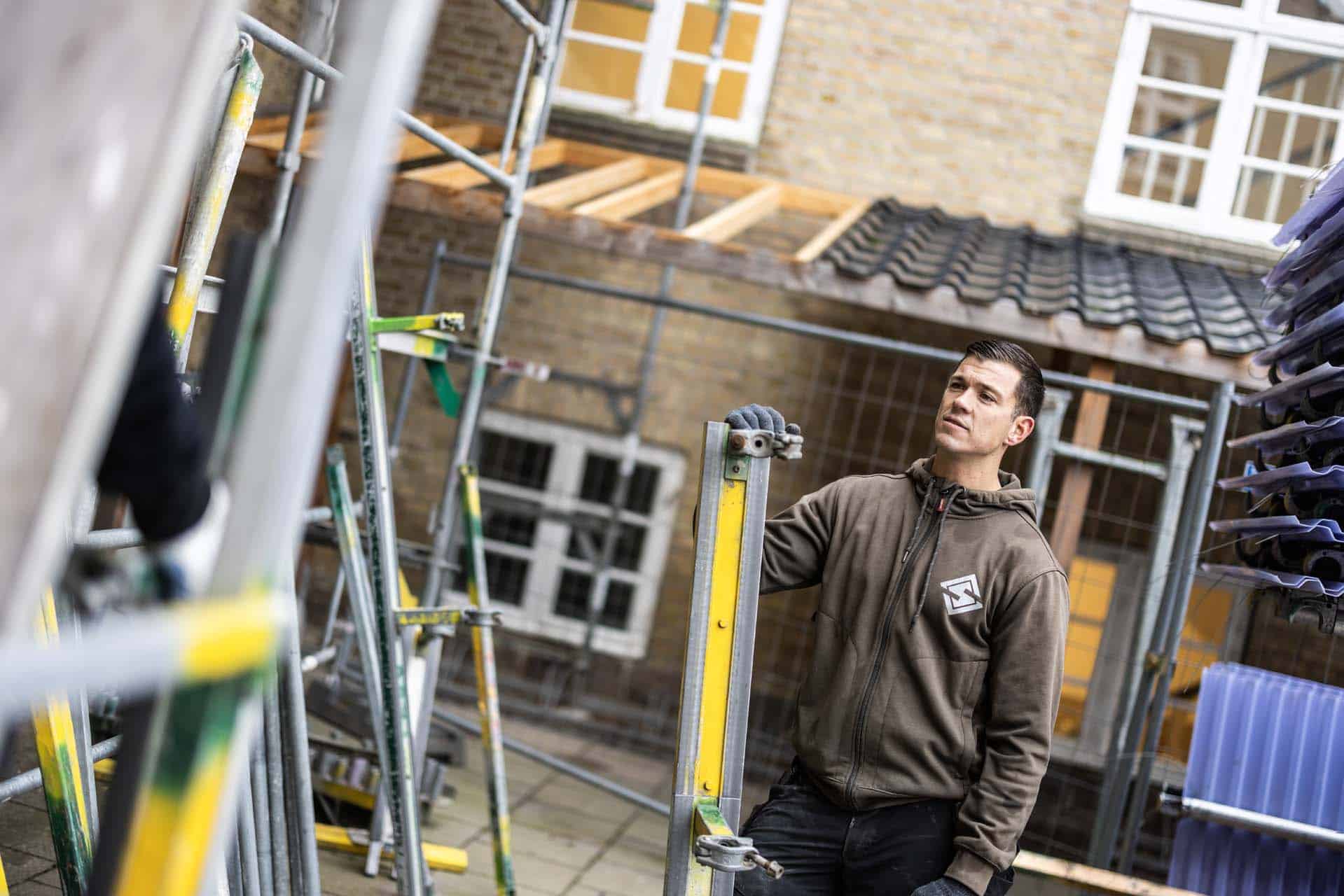 Beskyt dit byggeri mod vind og vejr med totalindækning